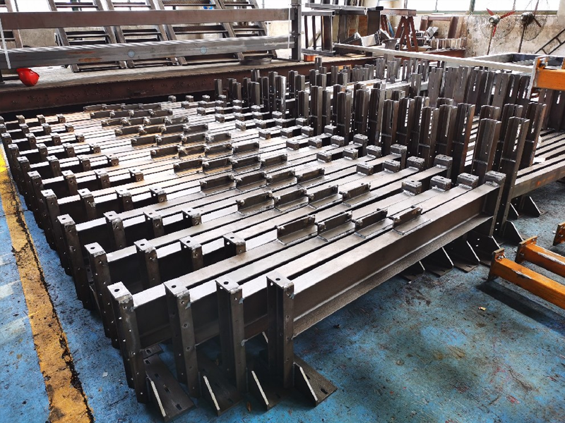 玻璃生產(chǎn)線(xiàn)配套裝備結(jié)構(gòu)件焊接案例